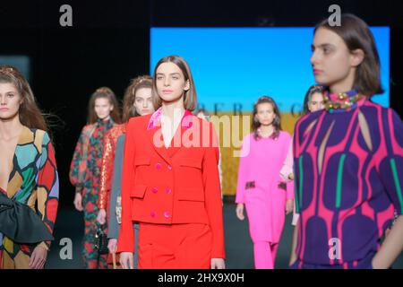 Madrid, Espagne. 10th mars 2022. Les modèles parcourent la piste du spectacle de mode Pertegaz lors de la Mercedes Benz Fashion week Madrid édition mars 2022 à l'IFEMA. Crédit : SOPA Images Limited/Alamy Live News Banque D'Images