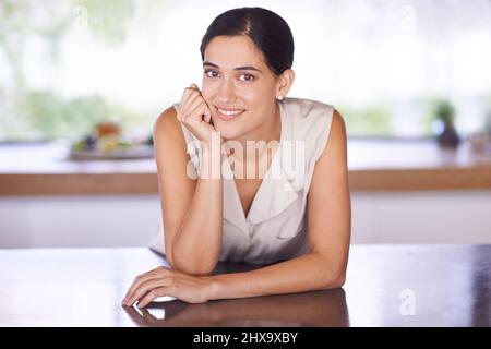 La magie que je vais travailler dans cette cuisine Portrait d'une jeune femme attrayante debout dans sa cuisine. Banque D'Images