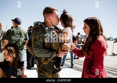 La marine se réunifiée avec la famille à Miramar à San Diego Banque D'Images