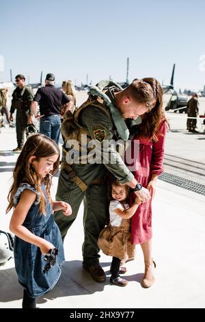 La marine se réunifiée avec la famille à Miramar à San Diego Banque D'Images