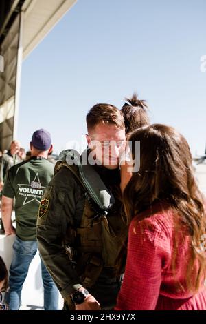 La marine se réunifiée avec la famille à Miramar à San Diego Banque D'Images