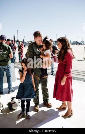 La marine se réunifiée avec la famille à Miramar à San Diego Banque D'Images