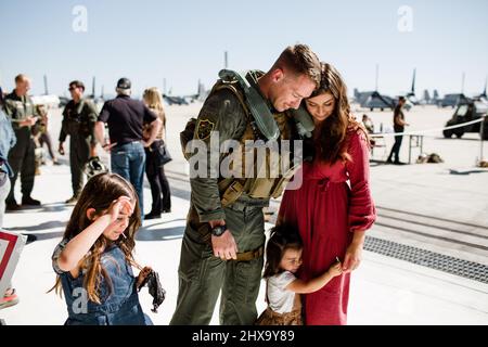 La marine se réunifiée avec la famille à Miramar à San Diego Banque D'Images