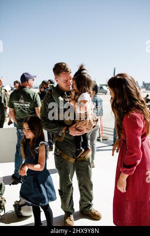 La marine se réunifiée avec la famille à Miramar à San Diego Banque D'Images