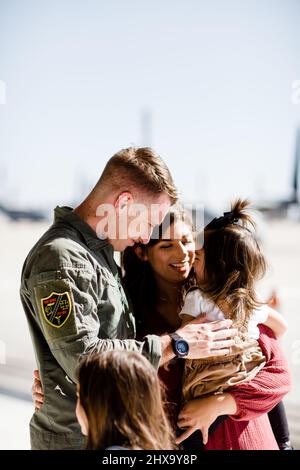 La marine se réunifiée avec la famille à Miramar à San Diego Banque D'Images