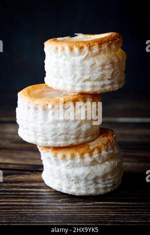 Vol au vent encore vie sur table en bois Banque D'Images