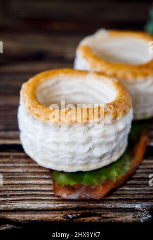 Vol au vent encore vie sur table en bois Banque D'Images