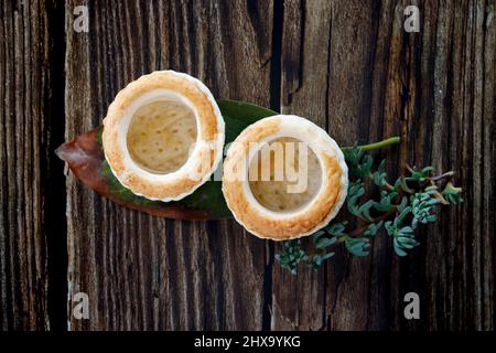 Vol au vent encore vie sur table en bois Banque D'Images