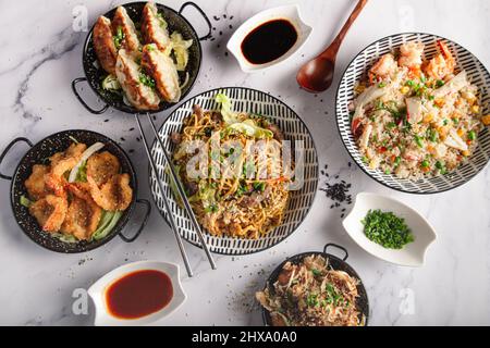 Vue aérienne sur la cuisine japonaise servie sur la table du restaurant Banque D'Images