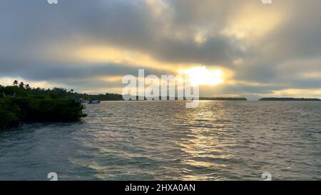 Bayside Marina on Islamorada est un endroit populaire pour se détendre et profiter du coucher du soleil - ISLAMORADA, ÉTATS-UNIS - 20 FÉVRIER 2022 Banque D'Images