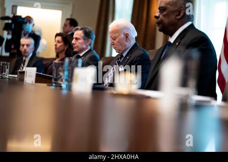 Washington, Vereinigte Staaten. 11th mars 2022. Le Président des États-Unis, Joe Biden, rencontre son Excellence Iván Duque Márquez, Président de la République de Colombie, dans la salle du Cabinet de la Maison Blanche à Washington, DC, le jeudi, mars. 10, 2022. Crédit : Doug Mills/Pool via CNP/dpa/Alay Live News Banque D'Images