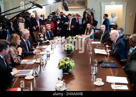 Washington, Vereinigte Staaten. 11th mars 2022. Le Président des États-Unis, Joe Biden, rencontre son Excellence Iván Duque Márquez, Président de la République de Colombie, dans la salle du Cabinet de la Maison Blanche à Washington, DC, le jeudi, mars. 10, 2022. Crédit : Doug Mills/Pool via CNP/dpa/Alay Live News Banque D'Images