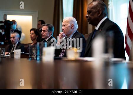 Washington, Vereinigte Staaten. 11th mars 2022. Le Président des États-Unis, Joe Biden, rencontre son Excellence Iván Duque Márquez, Président de la République de Colombie, dans la salle du Cabinet de la Maison Blanche à Washington, DC, le jeudi, mars. 10, 2022. Crédit : Doug Mills/Pool via CNP/dpa/Alay Live News Banque D'Images