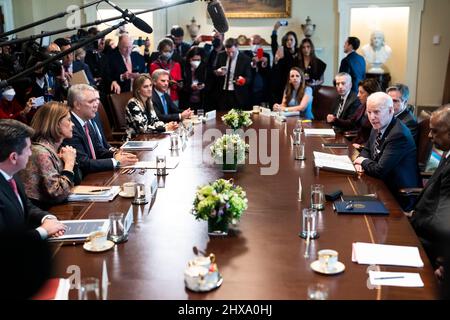 Washington, Vereinigte Staaten. 11th mars 2022. Le Président des États-Unis, Joe Biden, rencontre son Excellence Iván Duque Márquez, Président de la République de Colombie, dans la salle du Cabinet de la Maison Blanche à Washington, DC, le jeudi, mars. 10, 2022. Crédit : Doug Mills/Pool via CNP/dpa/Alay Live News Banque D'Images