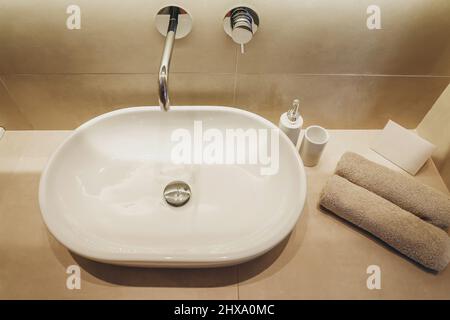 Lavabo dans la salle de bains avec des serviettes propres dans un hôtel Banque D'Images