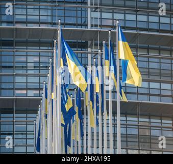 Le drapeau ukrainien passe à côté du drapeau de l'Europe devant les bureaux du Parlement alors que la Russie poursuit son assaut sur les grandes villes de l'Ukraine une semaine après avoir lancé une invasion à grande échelle du pays Banque D'Images