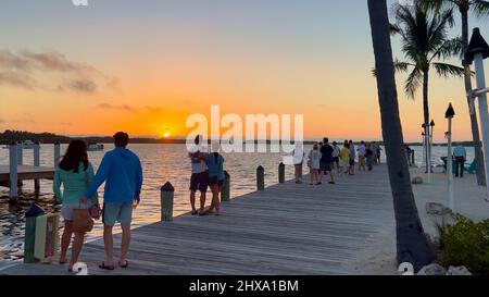 Bayside Marina on Islamorada est un endroit populaire pour se détendre et profiter du coucher du soleil - ISLAMORADA, ÉTATS-UNIS - 20 FÉVRIER 2022 Banque D'Images