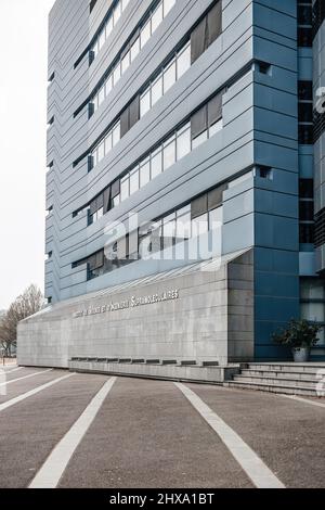 Strasbourg, France - 21 mars 2015 : entrée à l'Institut supramoléculaire des sciences et de l'ingénierie avec une grande inscription sur la façade Banque D'Images