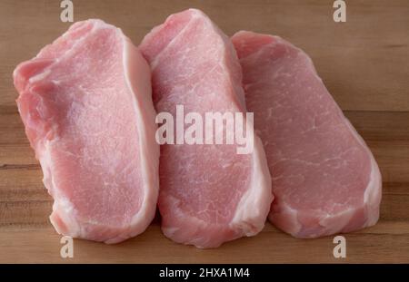 Côtelettes de porc coupées au centre non cuites Banque D'Images