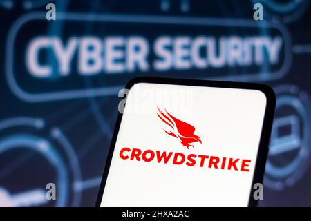 Sur cette photo, le logo de la société de cybersécurité CrowdStrike Holdings est affiché sur un smartphone. Banque D'Images