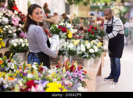 Le vendeur de fleurs prépare un bouquet de luxe à la boutique de fleurs Banque D'Images