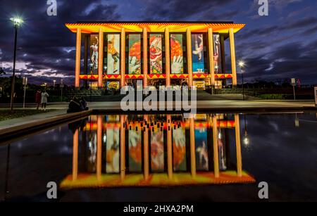 Canberra, Australie. 10th mars 2022. Le Canberra Lightten Festival est une célébration de la culture et de la créativité de Canberra. Les attractions nationales sont éclairées par la lumière, le son et le mouvement. Les bâtiments emblématiques de Canberra, dont le Parlement australien, la Bibliothèque nationale d'Australie, le National Gallery of Australia, Questacon, le National Portrait Gallery et le Museum of Australian Democracy at Old Parliament House, prennent vie dans un cadre lumineux et sonore éclatant. Credit: FoxTree gfx/Alamy Live News Banque D'Images