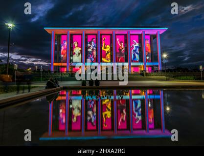 Canberra, Australie. 10th mars 2022. Le Canberra Lightten Festival est une célébration de la culture et de la créativité de Canberra. Les attractions nationales sont éclairées par la lumière, le son et le mouvement. Les bâtiments emblématiques de Canberra, dont le Parlement australien, la Bibliothèque nationale d'Australie, le National Gallery of Australia, Questacon, le National Portrait Gallery et le Museum of Australian Democracy at Old Parliament House, prennent vie dans un cadre lumineux et sonore éclatant. Credit: FoxTree gfx/Alamy Live News Banque D'Images