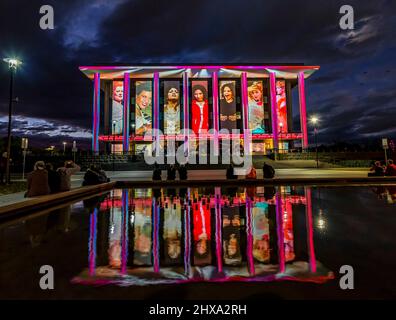 Canberra, Australie. 10th mars 2022. Le Canberra Lightten Festival est une célébration de la culture et de la créativité de Canberra. Les attractions nationales sont éclairées par la lumière, le son et le mouvement. Les bâtiments emblématiques de Canberra, dont le Parlement australien, la Bibliothèque nationale d'Australie, le National Gallery of Australia, Questacon, le National Portrait Gallery et le Museum of Australian Democracy at Old Parliament House, prennent vie dans un cadre lumineux et sonore éclatant. Credit: FoxTree gfx/Alamy Live News Banque D'Images