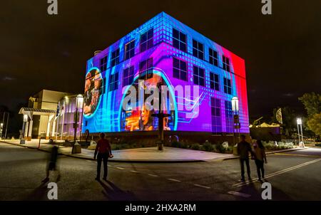 Canberra, Australie. 10th mars 2022. Le Canberra Lightten Festival est une célébration de la culture et de la créativité de Canberra. Les attractions nationales sont éclairées par la lumière, le son et le mouvement. Les bâtiments emblématiques de Canberra, dont le Parlement australien, la Bibliothèque nationale d'Australie, le National Gallery of Australia, Questacon, le National Portrait Gallery et le Museum of Australian Democracy at Old Parliament House, prennent vie dans un cadre lumineux et sonore éclatant. Credit: FoxTree gfx/Alamy Live News Banque D'Images