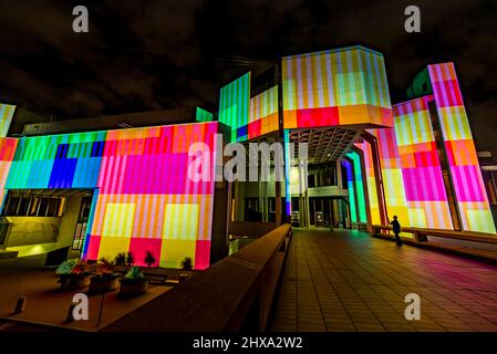 Canberra, Australie. 10th mars 2022. Le Canberra Lightten Festival est une célébration de la culture et de la créativité de Canberra. Les attractions nationales sont éclairées par la lumière, le son et le mouvement. Les bâtiments emblématiques de Canberra, dont le Parlement australien, la Bibliothèque nationale d'Australie, le National Gallery of Australia, Questacon, le National Portrait Gallery et le Museum of Australian Democracy at Old Parliament House, prennent vie dans un cadre lumineux et sonore éclatant. Credit: FoxTree gfx/Alamy Live News Banque D'Images