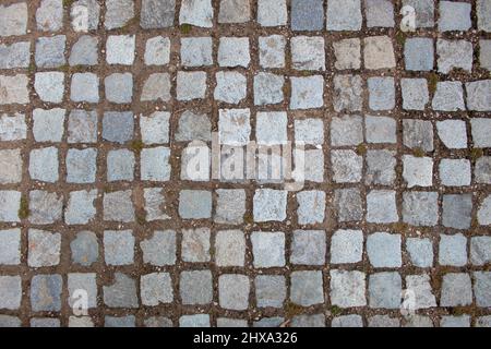 Vieux pavés non loin de NIS. Un motif fait de cubes de pierre. Banque D'Images