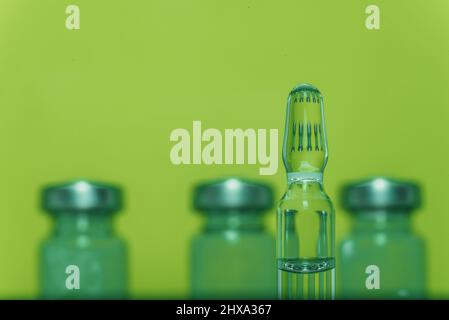Ampoule en verre flacon pour injection médicale. La médecine est le chlorure de sodium liquide avec de la solution aqueuse en ampoule. Close up. Bouteilles ampoule multicolor Banque D'Images