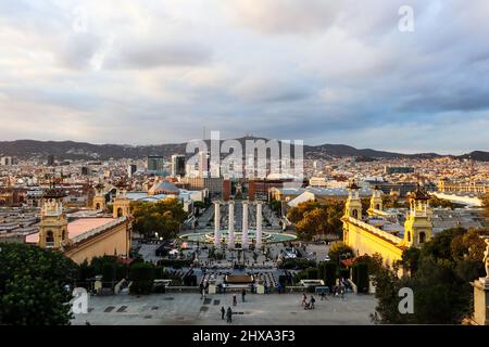 Vue depuis le Museu Nacional d'art de Catalunya vers la plaça espanya Banque D'Images