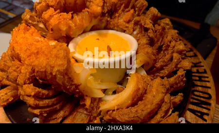 Célèbre Blooming Onion at Outback Steakhouse - FORT LAUDERDALE, ÉTATS-UNIS - 20 FÉVRIER 2022 Banque D'Images