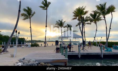 Bayside Marina on Islamorada est un endroit populaire pour se détendre et profiter du coucher du soleil - ISLAMORADA, ÉTATS-UNIS - 20 FÉVRIER 2022 Banque D'Images