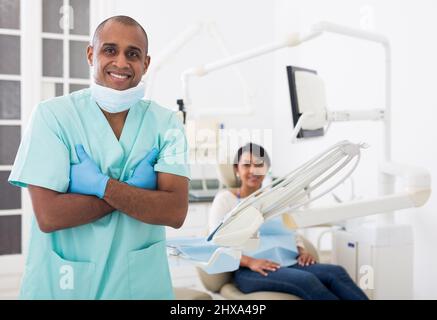 Dentiste professionnel debout au bureau avec le patient Banque D'Images
