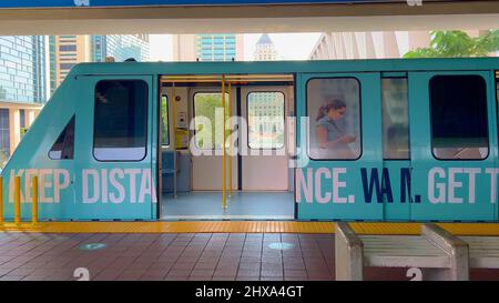 Metrorail Metromover dans le centre-ville de Miami - MIAMI, ÉTATS-UNIS - 20 FÉVRIER 2022 Banque D'Images