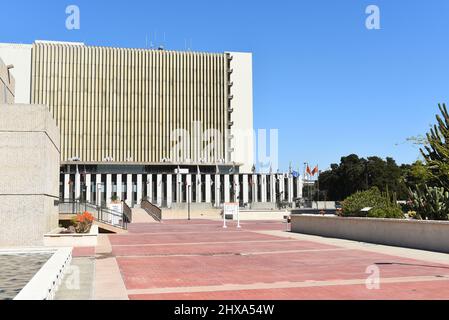 SANTA ANA, CALIFORNIE - 9 MARS 2022 : le palais de justice du comté d'Orange et la bibliothèque de droit public. Banque D'Images