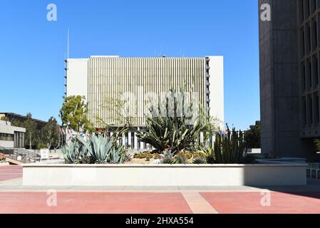 SANTA ANA, CALIFORNIE - 9 MARS 2022 : le palais de justice du comté d'Orange dans la Civic Center Plaza. Banque D'Images