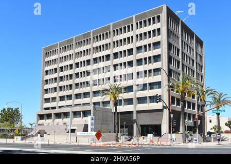 SANTA ANA, CALIFORNIE - 9 MARS 2022 : le bâtiment fédéral situé sur le boulevard Santa Ana dans le centre civique du centre-ville. Banque D'Images