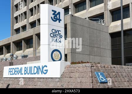 SANTA ANA, CALIFORNIE - 9 MARS 2022 : panneau à l'extérieur du bâtiment fédéral dans la Civic Center Plaza. Banque D'Images