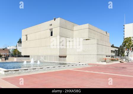 SANTA ANA, CALIFORNIE - 9 MARS 2022 : la bibliothèque de droit public sur la place du centre civique de Santa Ana. Banque D'Images