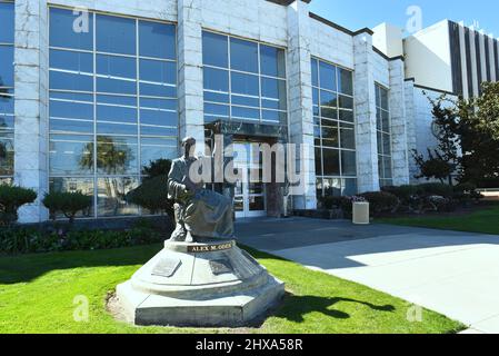 SANTA ANA, CALIFORNIE - 9 MARS 2022 : entrée principale de la bibliothèque publique de Santa Ana. Banque D'Images