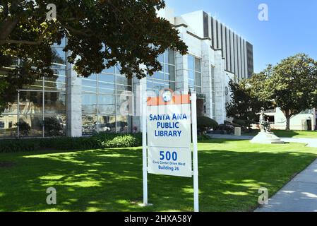 SANTA ANA, CALIFORNIE - 9 MARS 2022 : entrée principale de la bibliothèque publique de Santa Ana. Banque D'Images