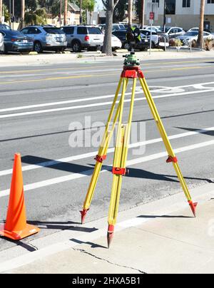 SANTA ANA, CALIFORNIE - 9 MARS 2022 : équipement d'arpenteurs dans la rue du centre civique du centre-ville. Banque D'Images