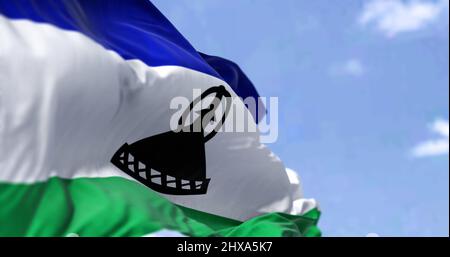 Détail du drapeau national du Lesotho qui agite dans le vent par temps clair. Le Lesotho est un pays enclavé entièrement entouré par l'Afrique du Sud. Sélection Banque D'Images