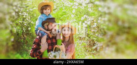 Bannière printanière avec famille heureuse.Une famille joyeuse pique-nique dans un parc.Agriculteurs familiaux travaillant dans le jardin des arbres au printemps.Père mère et enfant dans Banque D'Images