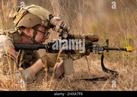 SPC. Paul Morgan, un soldat affecté à la Compagnie de l'Able, 1st Bataillon, 506th Infantry Regiment, se repose sur son arme lors d'un exercice d'entraînement sur le fort Benning. L'exercice s'inscrivait dans le cadre d'une excursion limitée destinée à tester la dernière version du jumelles Enhanced Night Vision. (É.-U. Photo de l'armée par Jason Amadi/publié) Banque D'Images