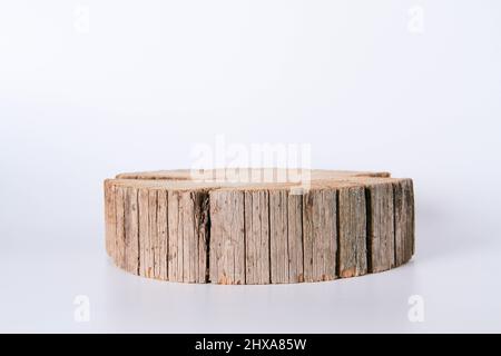 Support en bois pour les marchandises. Maquette debout. Carte du nouvel an pour la publicité. Modèle de publicité de souche d'arbre. Une tranche de bois et de cônes et de branches d'épinette. Banque D'Images