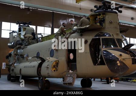 Les réparateurs d'hélicoptères CH-47 de l'armée affectés à la compagnie Bravo, 602nd Bataillon de soutien de l'aviation, 2nd Brigade de l'aviation de combat, 2nd Division d'infanterie-ROK/US Combined Division effectuent une inspection minutieuse de l'hélicoptère CH-47F Chinook, 3 mars 2022, sur le camp Humphreys. Ces services sont effectués pour s'assurer que les composants électriques, hydrauliques et mécaniques des hélicoptères fonctionnent correctement. (É.-U. Photo de l'armée par la SPC. Oscar Toscano) Banque D'Images